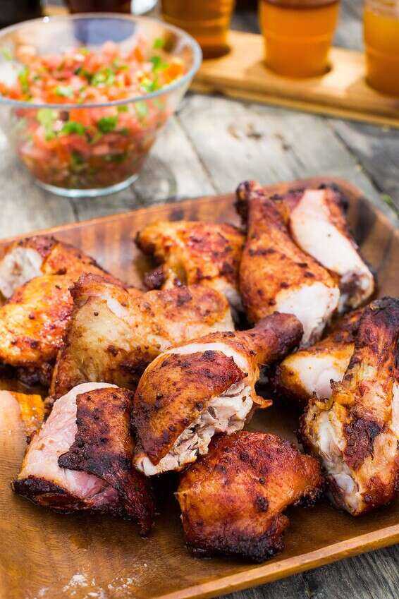 במעשנה, בגריל או בתנור. עוף בבירה // צילום: איתיאל ציון